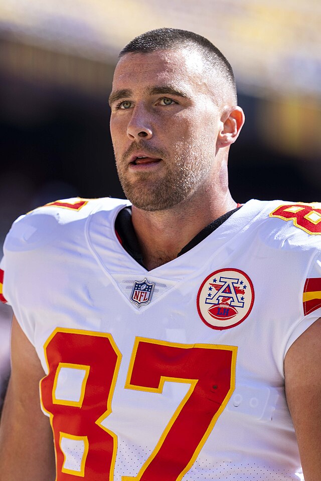 Travis Kelce Signs Record